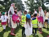 [WIDEO/FOTO] Występy zagranicznych zespołów podczas Śniadania na Trawie w Forcie Gaj. Ruszył 33. Międzynarodowy Festiwal Folkloru