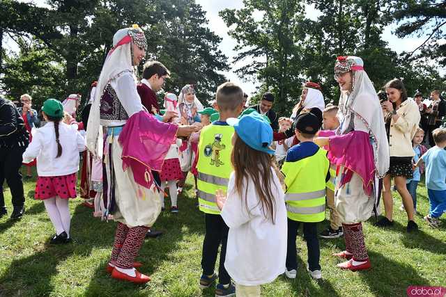 [WIDEO/FOTO] Występy zagranicznych zespołów podczas Śniadania na Trawie w Forcie Gaj. Ruszył 33. Międzynarodowy Festiwal Folkloru