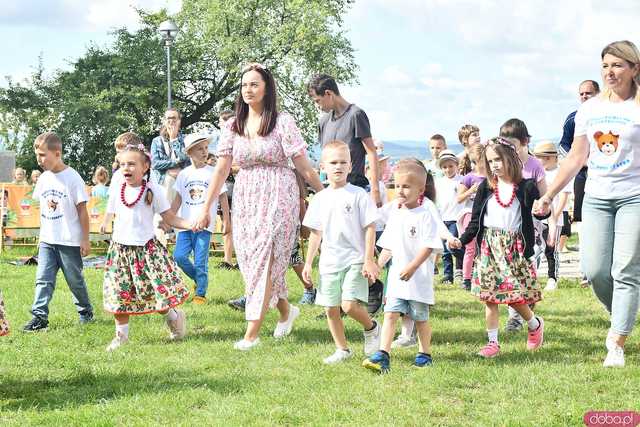 [WIDEO/FOTO] Występy zagranicznych zespołów podczas Śniadania na Trawie w Forcie Gaj. Ruszył 33. Międzynarodowy Festiwal Folkloru