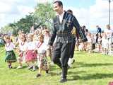 [WIDEO/FOTO] Występy zagranicznych zespołów podczas Śniadania na Trawie w Forcie Gaj. Ruszył 33. Międzynarodowy Festiwal Folkloru