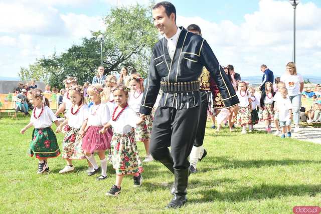 [WIDEO/FOTO] Występy zagranicznych zespołów podczas Śniadania na Trawie w Forcie Gaj. Ruszył 33. Międzynarodowy Festiwal Folkloru
