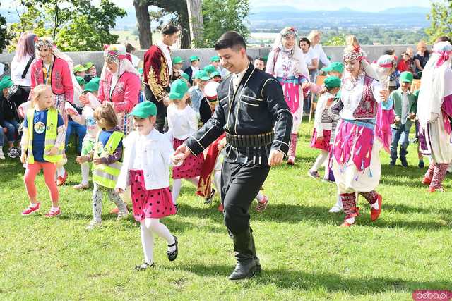 [WIDEO/FOTO] Występy zagranicznych zespołów podczas Śniadania na Trawie w Forcie Gaj. Ruszył 33. Międzynarodowy Festiwal Folkloru