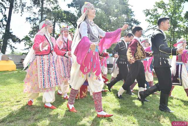 [WIDEO/FOTO] Występy zagranicznych zespołów podczas Śniadania na Trawie w Forcie Gaj. Ruszył 33. Międzynarodowy Festiwal Folkloru