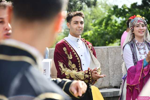 [WIDEO/FOTO] Występy zagranicznych zespołów podczas Śniadania na Trawie w Forcie Gaj. Ruszył 33. Międzynarodowy Festiwal Folkloru
