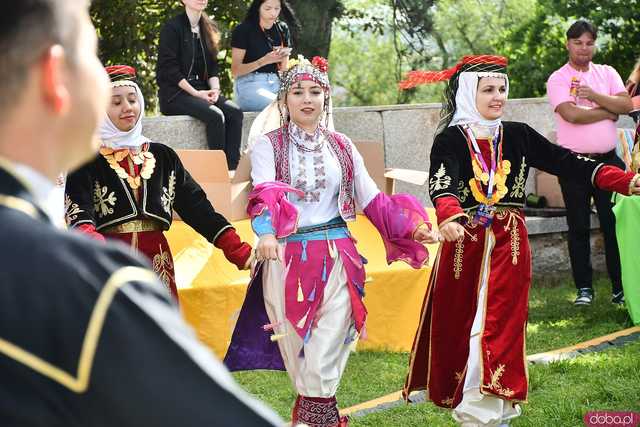 [WIDEO/FOTO] Występy zagranicznych zespołów podczas Śniadania na Trawie w Forcie Gaj. Ruszył 33. Międzynarodowy Festiwal Folkloru