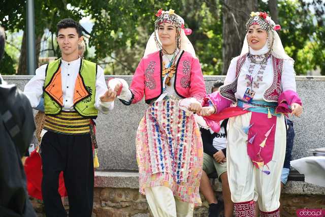 [WIDEO/FOTO] Występy zagranicznych zespołów podczas Śniadania na Trawie w Forcie Gaj. Ruszył 33. Międzynarodowy Festiwal Folkloru