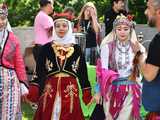 [WIDEO/FOTO] Występy zagranicznych zespołów podczas Śniadania na Trawie w Forcie Gaj. Ruszył 33. Międzynarodowy Festiwal Folkloru