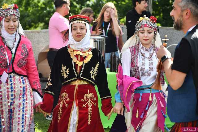 [WIDEO/FOTO] Występy zagranicznych zespołów podczas Śniadania na Trawie w Forcie Gaj. Ruszył 33. Międzynarodowy Festiwal Folkloru