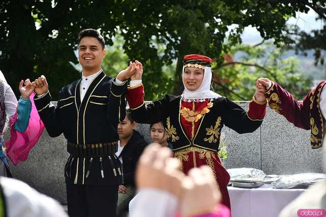 [WIDEO/FOTO] Występy zagranicznych zespołów podczas Śniadania na Trawie w Forcie Gaj. Ruszył 33. Międzynarodowy Festiwal Folkloru