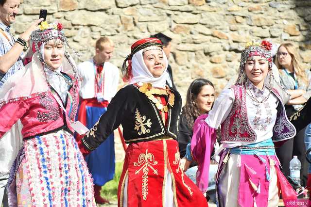 [WIDEO/FOTO] Występy zagranicznych zespołów podczas Śniadania na Trawie w Forcie Gaj. Ruszył 33. Międzynarodowy Festiwal Folkloru