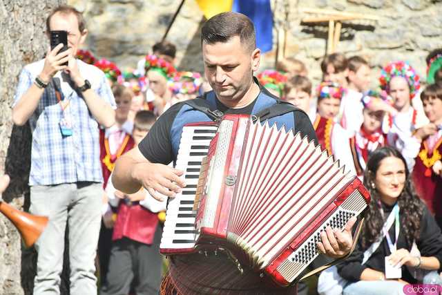 [WIDEO/FOTO] Występy zagranicznych zespołów podczas Śniadania na Trawie w Forcie Gaj. Ruszył 33. Międzynarodowy Festiwal Folkloru