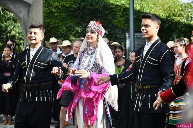 [WIDEO/FOTO] Występy zagranicznych zespołów podczas Śniadania na Trawie w Forcie Gaj. Ruszył 33. Międzynarodowy Festiwal Folkloru