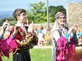 [WIDEO/FOTO] Występy zagranicznych zespołów podczas Śniadania na Trawie w Forcie Gaj. Ruszył 33. Międzynarodowy Festiwal Folkloru