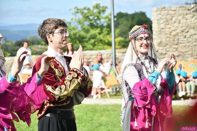 [WIDEO/FOTO] Występy zagranicznych zespołów podczas Śniadania na Trawie w Forcie Gaj. Ruszył 33. Międzynarodowy Festiwal Folkloru