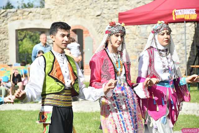 [WIDEO/FOTO] Występy zagranicznych zespołów podczas Śniadania na Trawie w Forcie Gaj. Ruszył 33. Międzynarodowy Festiwal Folkloru