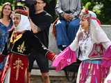 [WIDEO/FOTO] Występy zagranicznych zespołów podczas Śniadania na Trawie w Forcie Gaj. Ruszył 33. Międzynarodowy Festiwal Folkloru