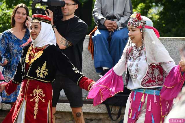 [WIDEO/FOTO] Występy zagranicznych zespołów podczas Śniadania na Trawie w Forcie Gaj. Ruszył 33. Międzynarodowy Festiwal Folkloru