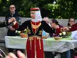 [WIDEO/FOTO] Występy zagranicznych zespołów podczas Śniadania na Trawie w Forcie Gaj. Ruszył 33. Międzynarodowy Festiwal Folkloru