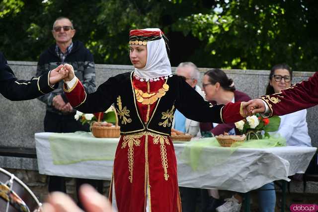 [WIDEO/FOTO] Występy zagranicznych zespołów podczas Śniadania na Trawie w Forcie Gaj. Ruszył 33. Międzynarodowy Festiwal Folkloru