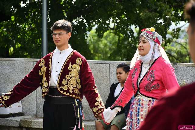 [WIDEO/FOTO] Występy zagranicznych zespołów podczas Śniadania na Trawie w Forcie Gaj. Ruszył 33. Międzynarodowy Festiwal Folkloru