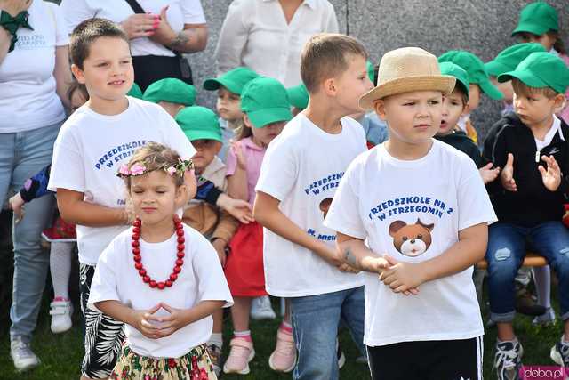 [WIDEO/FOTO] Występy zagranicznych zespołów podczas Śniadania na Trawie w Forcie Gaj. Ruszył 33. Międzynarodowy Festiwal Folkloru