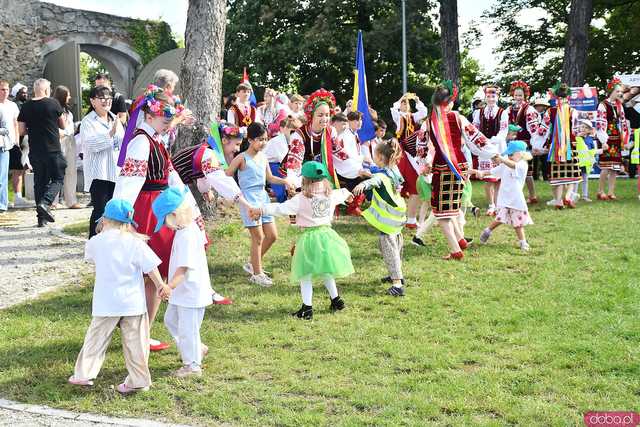[WIDEO/FOTO] Występy zagranicznych zespołów podczas Śniadania na Trawie w Forcie Gaj. Ruszył 33. Międzynarodowy Festiwal Folkloru