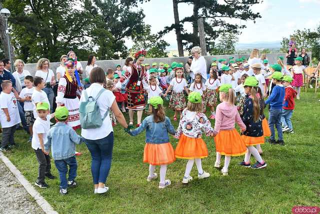 [WIDEO/FOTO] Występy zagranicznych zespołów podczas Śniadania na Trawie w Forcie Gaj. Ruszył 33. Międzynarodowy Festiwal Folkloru