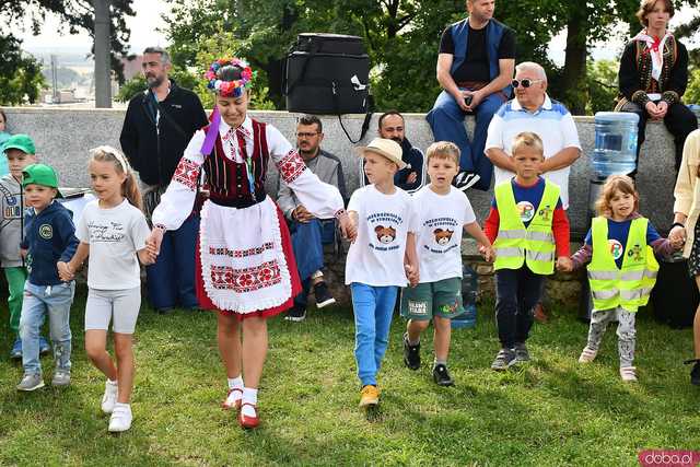 [WIDEO/FOTO] Występy zagranicznych zespołów podczas Śniadania na Trawie w Forcie Gaj. Ruszył 33. Międzynarodowy Festiwal Folkloru