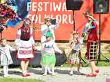 [WIDEO/FOTO] Występy zagranicznych zespołów podczas Śniadania na Trawie w Forcie Gaj. Ruszył 33. Międzynarodowy Festiwal Folkloru