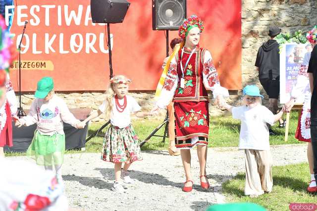 [WIDEO/FOTO] Występy zagranicznych zespołów podczas Śniadania na Trawie w Forcie Gaj. Ruszył 33. Międzynarodowy Festiwal Folkloru