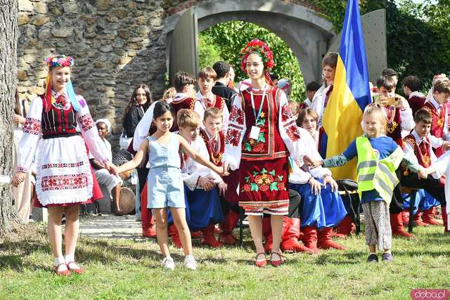 [WIDEO/FOTO] Występy zagranicznych zespołów podczas Śniadania na Trawie w Forcie Gaj. Ruszył 33. Międzynarodowy Festiwal Folkloru