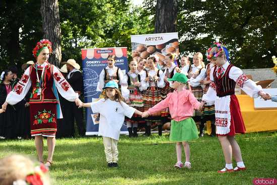 [WIDEO/FOTO] Występy zagranicznych zespołów podczas Śniadania na Trawie w Forcie Gaj. Ruszył 33. Międzynarodowy Festiwal Folkloru