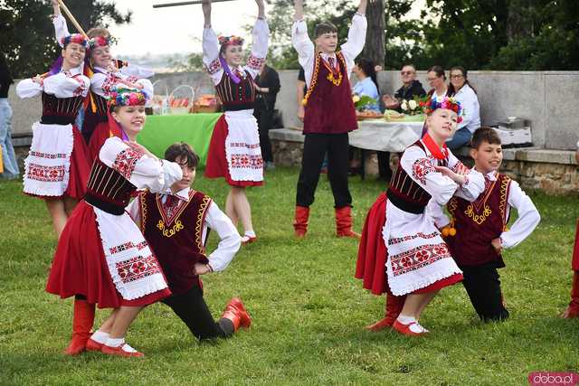 [WIDEO/FOTO] Występy zagranicznych zespołów podczas Śniadania na Trawie w Forcie Gaj. Ruszył 33. Międzynarodowy Festiwal Folkloru