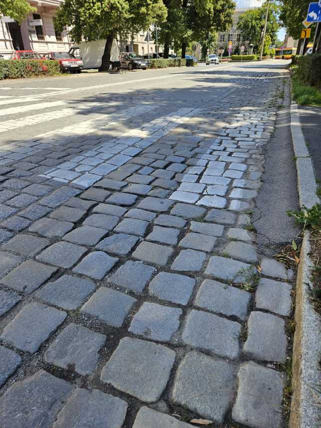 Bruk na alei Niepodległości do remontu. Miasto otrzymało środki od zarządu województwa [SZCZEGÓŁY]