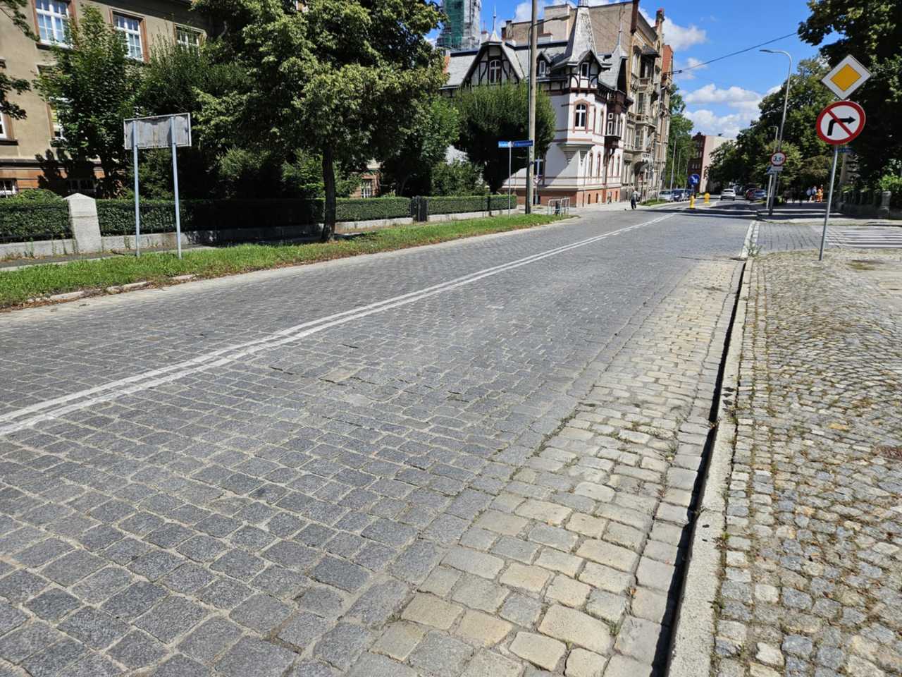 Bruk na alei Niepodległości do remontu. Miasto otrzymało środki od zarządu województwa [SZCZEGÓŁY]