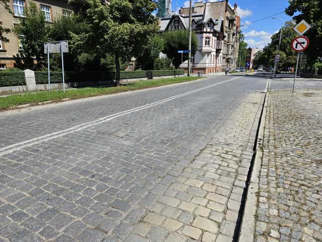 Bruk na alei Niepodległości do remontu. Miasto otrzymało środki od zarządu województwa [SZCZEGÓŁY]