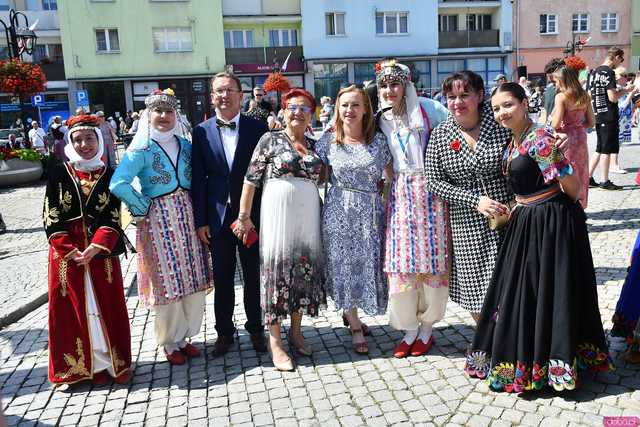 [WIDEO/DUŻO ZDJĘĆ] Wspólny polonez i degustacja światowych kuchni podczas Rynku Świata w Strzegomiu