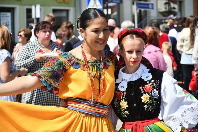 [WIDEO/DUŻO ZDJĘĆ] Wspólny polonez i degustacja światowych kuchni podczas Rynku Świata w Strzegomiu