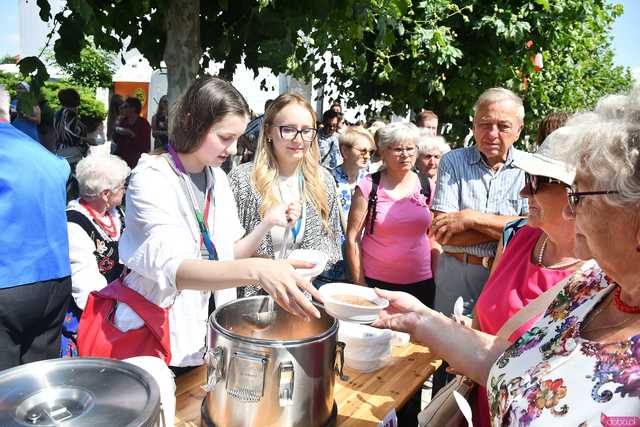 [WIDEO/DUŻO ZDJĘĆ] Wspólny polonez i degustacja światowych kuchni podczas Rynku Świata w Strzegomiu