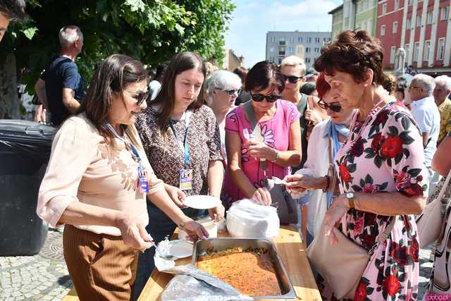[WIDEO/DUŻO ZDJĘĆ] Wspólny polonez i degustacja światowych kuchni podczas Rynku Świata w Strzegomiu