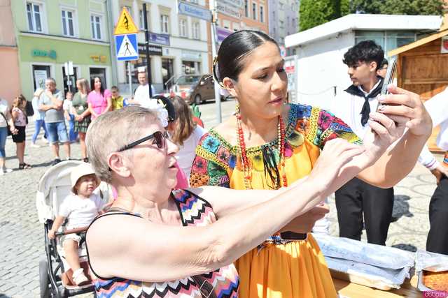 [WIDEO/DUŻO ZDJĘĆ] Wspólny polonez i degustacja światowych kuchni podczas Rynku Świata w Strzegomiu