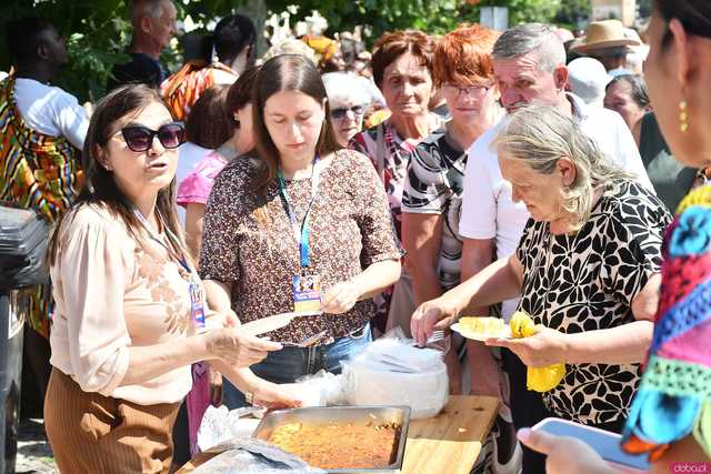 [WIDEO/DUŻO ZDJĘĆ] Wspólny polonez i degustacja światowych kuchni podczas Rynku Świata w Strzegomiu