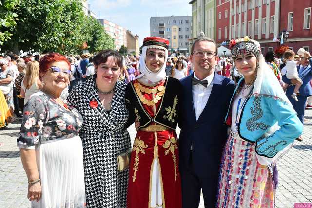 [WIDEO/DUŻO ZDJĘĆ] Wspólny polonez i degustacja światowych kuchni podczas Rynku Świata w Strzegomiu