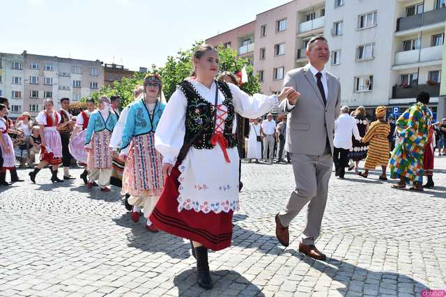 [WIDEO/DUŻO ZDJĘĆ] Wspólny polonez i degustacja światowych kuchni podczas Rynku Świata w Strzegomiu