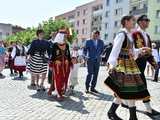 [WIDEO/DUŻO ZDJĘĆ] Wspólny polonez i degustacja światowych kuchni podczas Rynku Świata w Strzegomiu