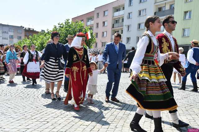 [WIDEO/DUŻO ZDJĘĆ] Wspólny polonez i degustacja światowych kuchni podczas Rynku Świata w Strzegomiu