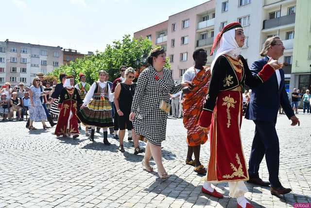 [WIDEO/DUŻO ZDJĘĆ] Wspólny polonez i degustacja światowych kuchni podczas Rynku Świata w Strzegomiu