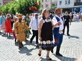 [WIDEO/DUŻO ZDJĘĆ] Wspólny polonez i degustacja światowych kuchni podczas Rynku Świata w Strzegomiu