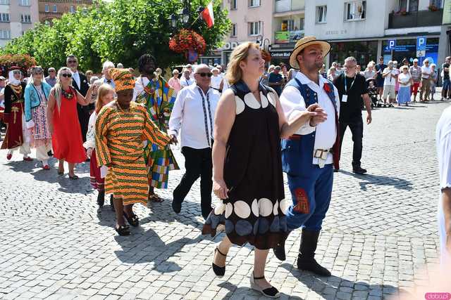 [WIDEO/DUŻO ZDJĘĆ] Wspólny polonez i degustacja światowych kuchni podczas Rynku Świata w Strzegomiu