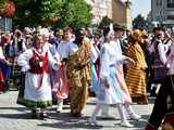 [WIDEO/DUŻO ZDJĘĆ] Wspólny polonez i degustacja światowych kuchni podczas Rynku Świata w Strzegomiu